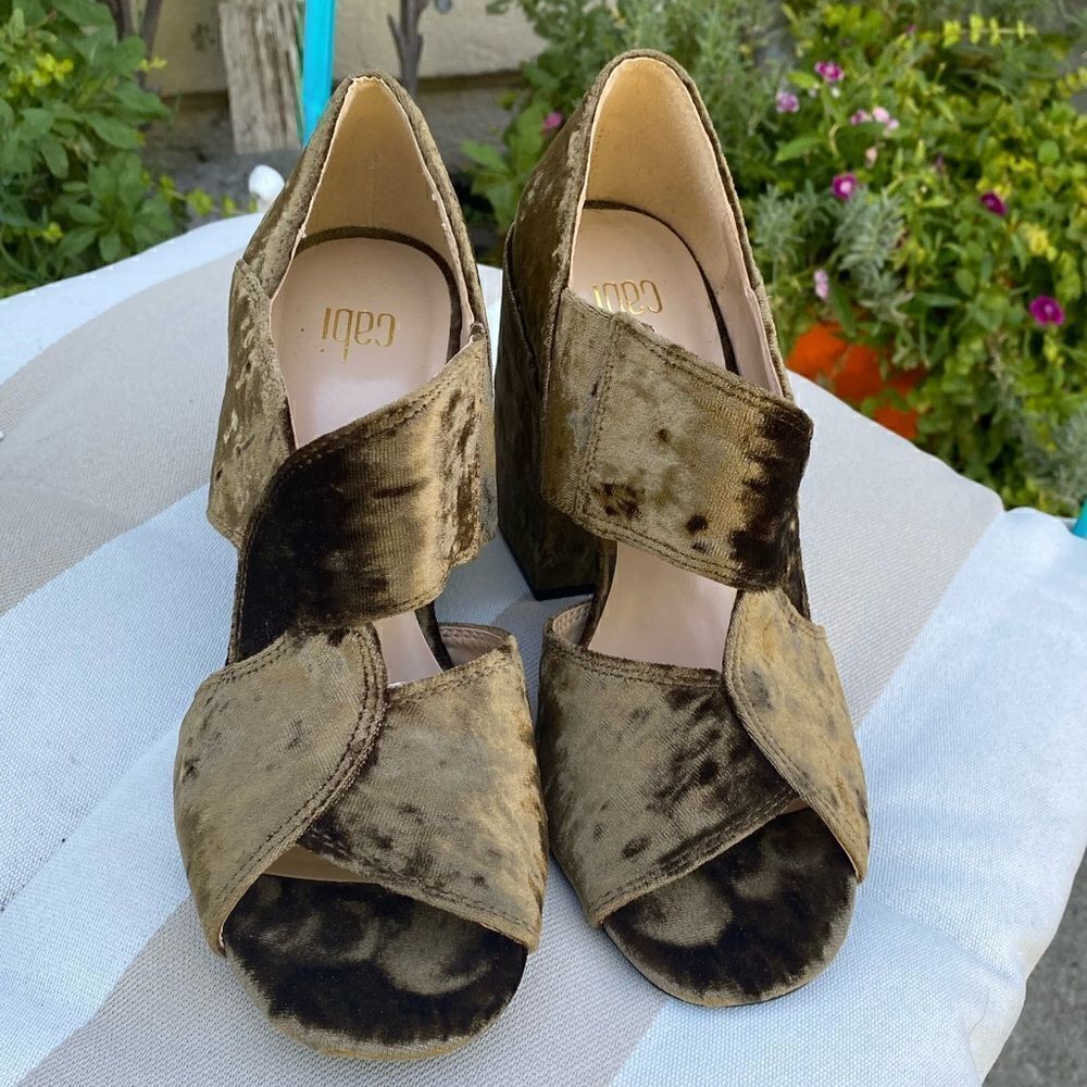👡CAbi Interlock Green Crushed Velvet Chunky Open Toe Heels - Size 7 - Like New!